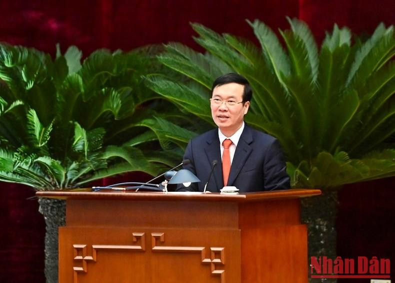 越共央书记处常务书记武文赏在会议上发言。 越共央书记处常务书记武文赏在会议上发言。