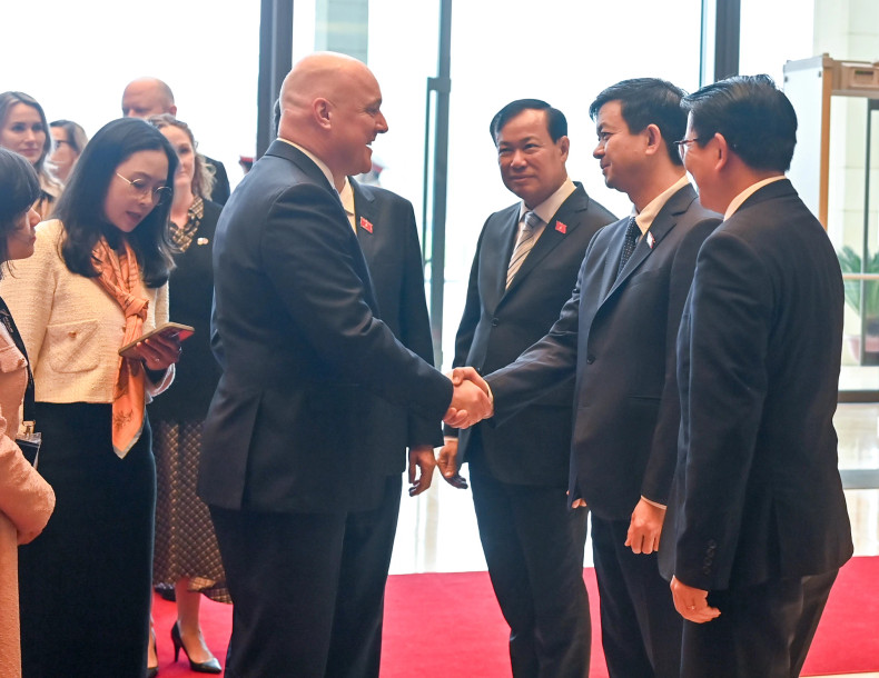 国会主席陈青敏向新西兰总理克里斯托弗•卢克森介绍越南代表团。 国会主席陈青敏向新西兰总理克里斯托弗•卢克森介绍越南代表团。