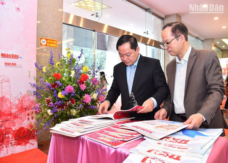 读者参观《人民报》春节特刊。