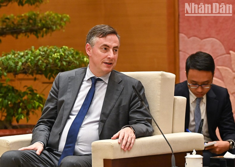 欧洲议会外交事务委员会主席大卫·麦卡利斯特在会见中发言。 欧洲议会外交事务委员会主席大卫·麦卡利斯特在会见中发言。