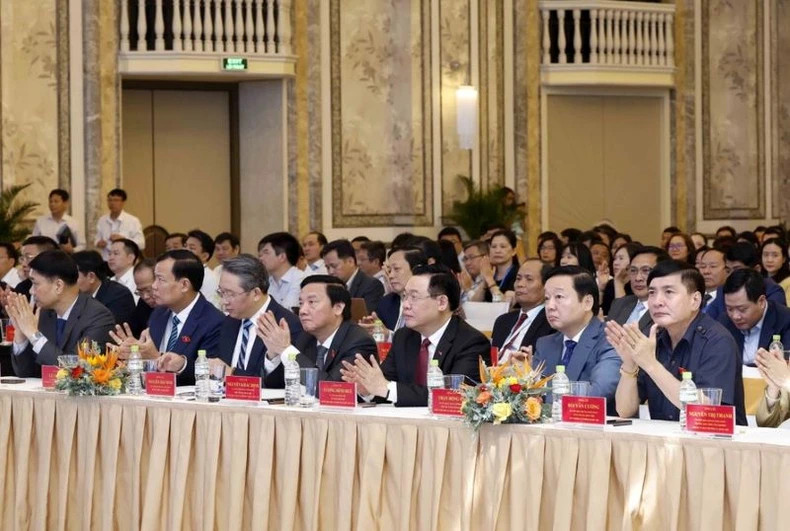 国会主席王廷惠和各位代表出席仪式。