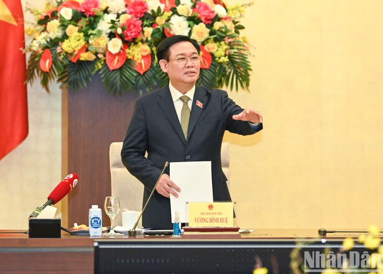 国会主席王廷惠发表指导性讲话。 国会主席王廷惠发表指导性讲话。