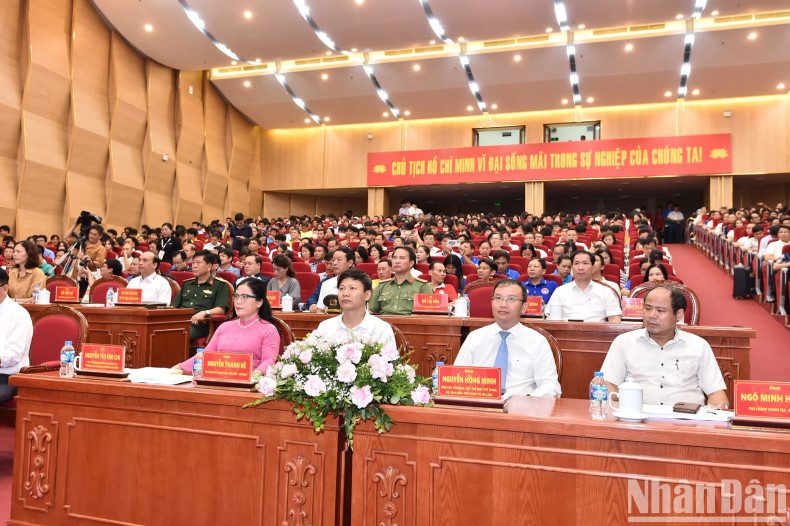 各位代表出席闭幕式。