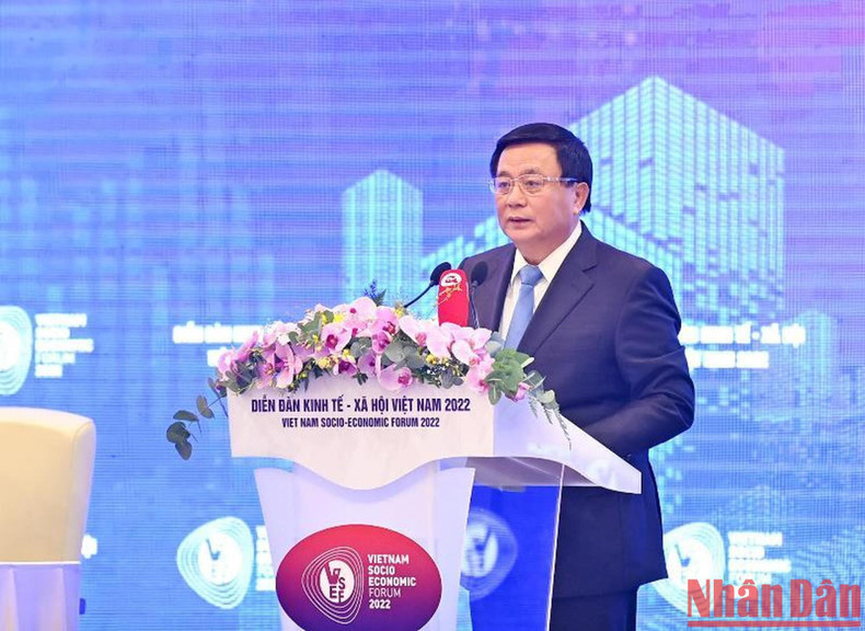 胡志明国家政治学院院长、中央理论委员会主席阮春胜发言。 胡志明国家政治学院院长、中央理论委员会主席阮春胜发言。