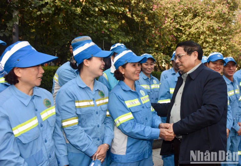 政府总理范明正和河内城市环境一人有限责任公司工作人员。 政府总理范明正和河内城市环境一人有限责任公司工作人员。