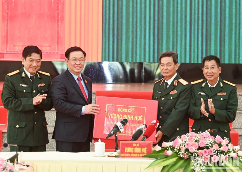 国会主席王廷惠向安江省军事指挥部赠送春节礼物。 国会主席王廷惠向安江省军事指挥部赠送春节礼物。