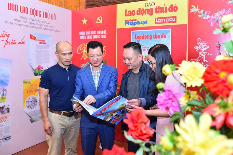 读者参观2023癸卯年春节特刊展。