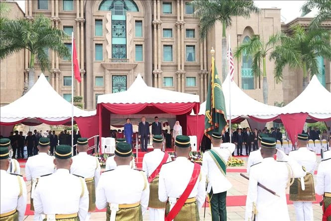 马来西亚总理安瓦尔·易卜拉欣和夫人隆重举行仪式，欢迎越共中央总书记苏林和夫人。