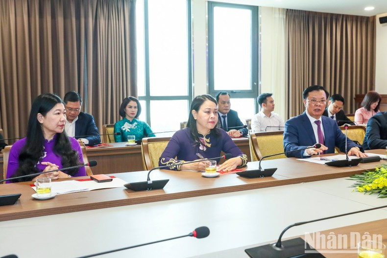 河内市市委书记丁进勇、越南祖国阵线中央委员会秘书长阮氏秋河和各位代表。