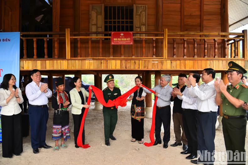 张氏梅女士和各位代表向民族同胞家庭赠送大团结房屋。 张氏梅女士和各位代表向民族同胞家庭赠送大团结房屋。