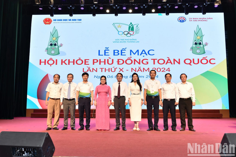 第10届全国扶董运动会组委会代表合影。