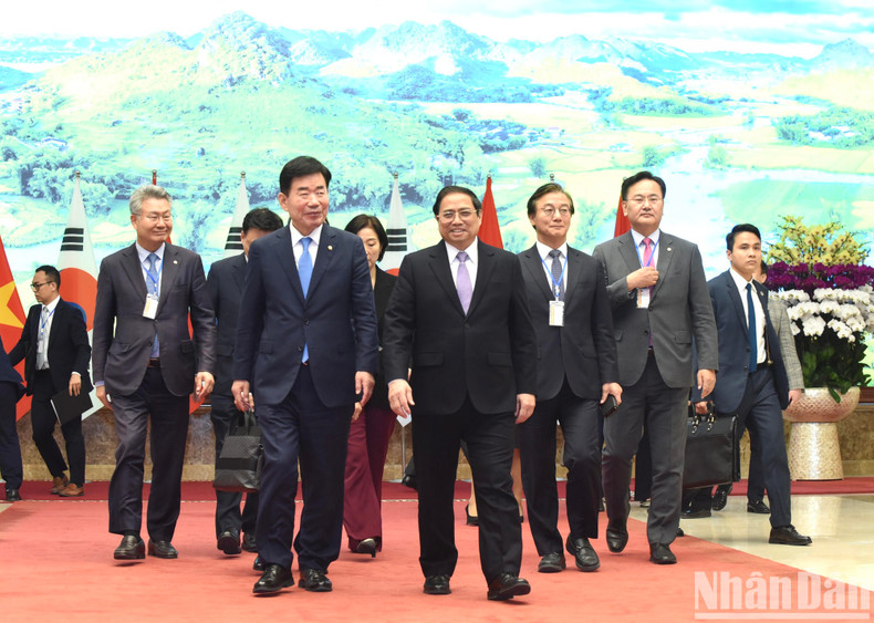 范明正总理和韩国国会议长金振杓。