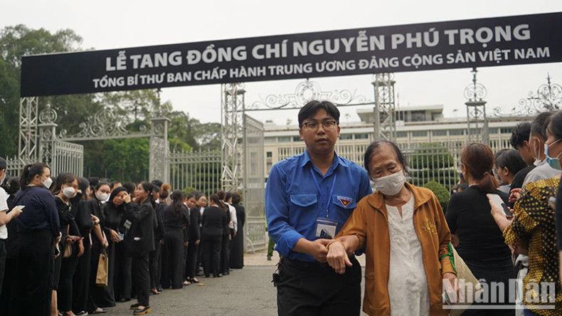 尽管身体虚弱，行走困难，今天，一名公民仍前来吊唁阮富仲总书记。