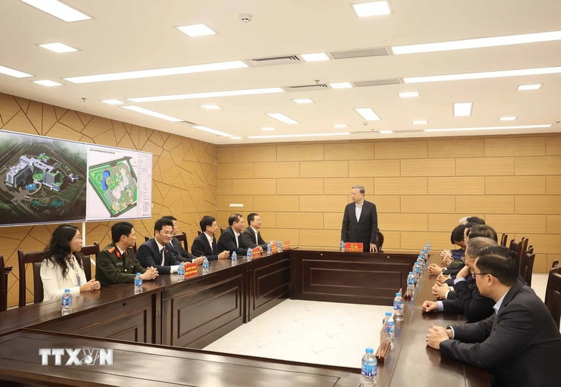 苏林总书记同越共南定省委举行工作会议。