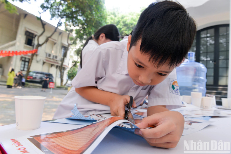 学生切割河内旗台模型。 学生切割河内旗台模型。