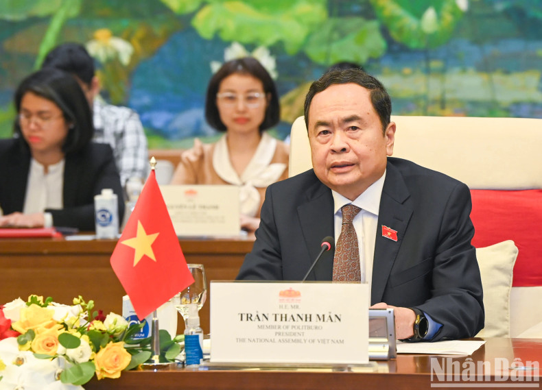 越南国会主席陈青敏在会谈上发表讲话。