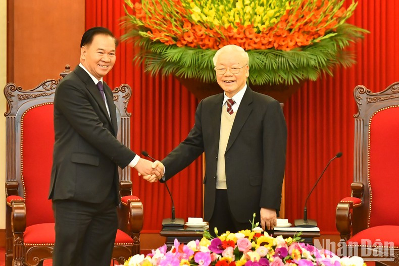 越共中央总书记阮富仲会见老挝人民革命党中央书记处书记、中央办公厅主任通沙立·蒙诺梅。