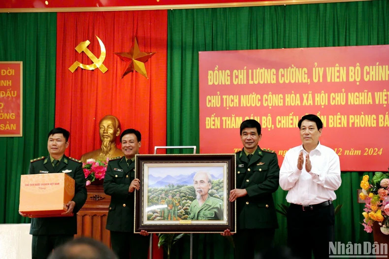 国家主席梁强向捌莫特边防站赠送纪念品。 国家主席梁强向捌莫特边防站赠送纪念品。