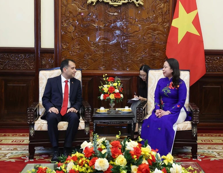 越南国家代主席武氏映春会见土耳其驻越大使科尔汗·凯米克。 越南国家代主席武氏映春会见土耳其驻越大使科尔汗·凯米克。