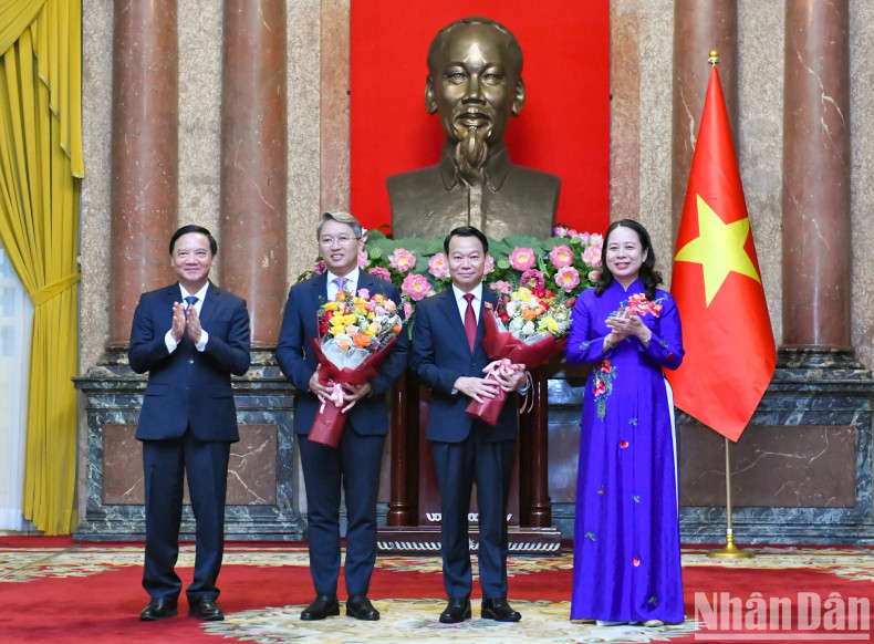党和国家领导向两位新任部长表示祝贺。 党和国家领导向两位新任部长表示祝贺。