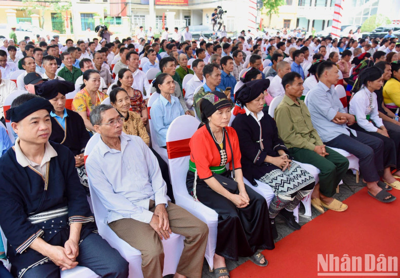 和平省各民族、贫困家庭代表出席仪式。