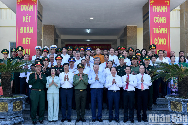 苏林总书记和白龙尾岛县干部、战士、人民。