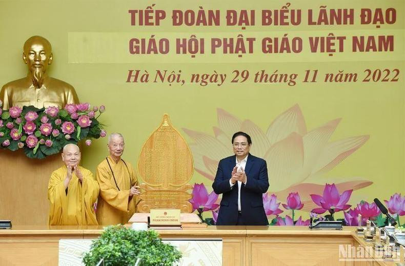 越南佛教协会领导人向越南政府赠送纪念品。 越南佛教协会领导人向越南政府赠送纪念品。