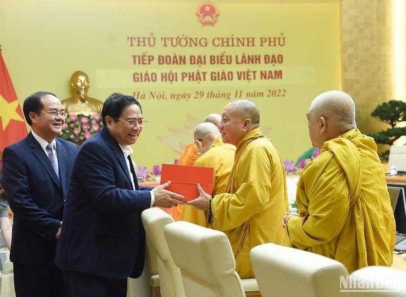 范明正总理向越南佛教协会代表赠送礼物。 范明正总理向越南佛教协会代表赠送礼物。