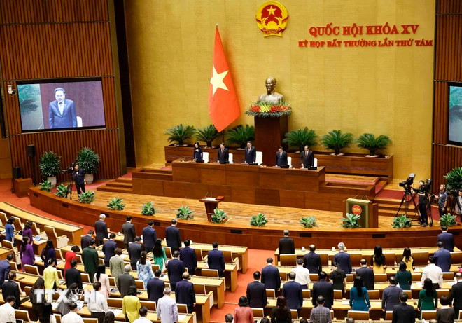 各位代表默哀一分钟,缅怀阮富仲总书记。 各位代表默哀一分钟,缅怀阮富仲总书记。