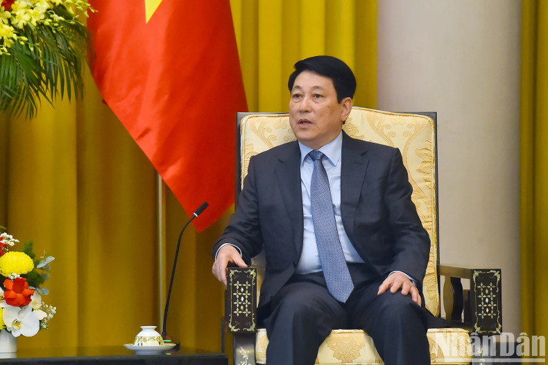 越南国家主席梁强会发表讲话。