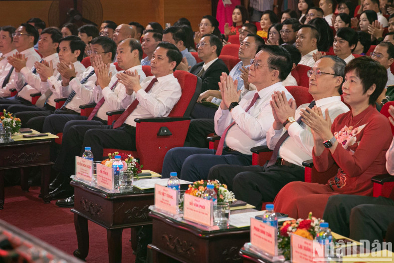 越共中央政治局委员、中央书记处书记、中央宣教部部长阮重义和各位代表出席仪式。 越共中央政治局委员、中央书记处书记、中央宣教部部长阮重义和各位代表出席仪式。