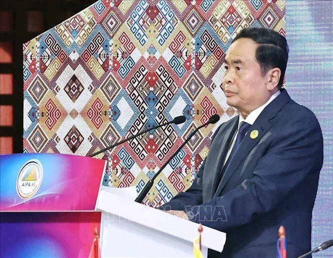 越南国会主席陈青敏在AIPA-45大会第一次全体会议上发表讲话。