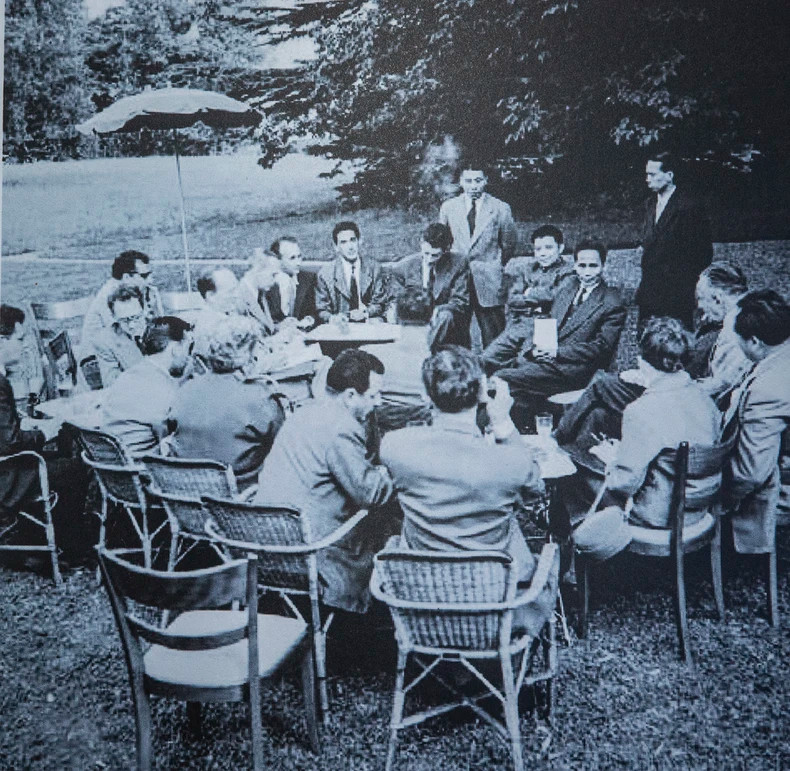 越南民主共和国代表团团长范文同在代表团总部就日内瓦会议结果与外国记者举行新闻发布会。 越南民主共和国代表团团长范文同在代表团总部就日内瓦会议结果与外国记者举行新闻发布会。