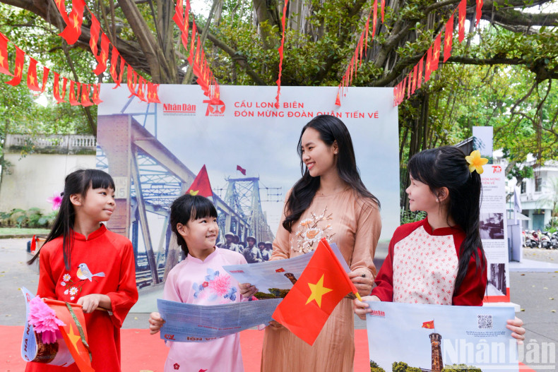 来自河内市各所学校师生参加展览。 来自河内市各所学校师生参加展览。