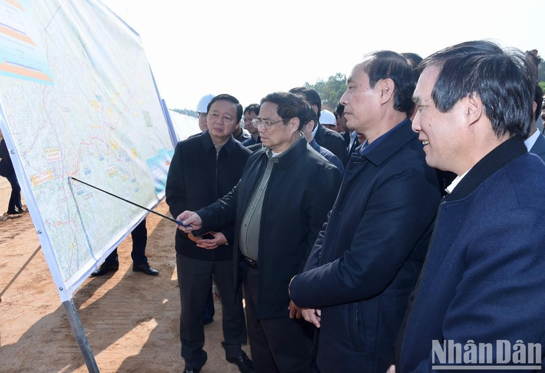 范明正总理检查宣光—富寿高速公路建设投资项目。 范明正总理检查宣光—富寿高速公路建设投资项目。