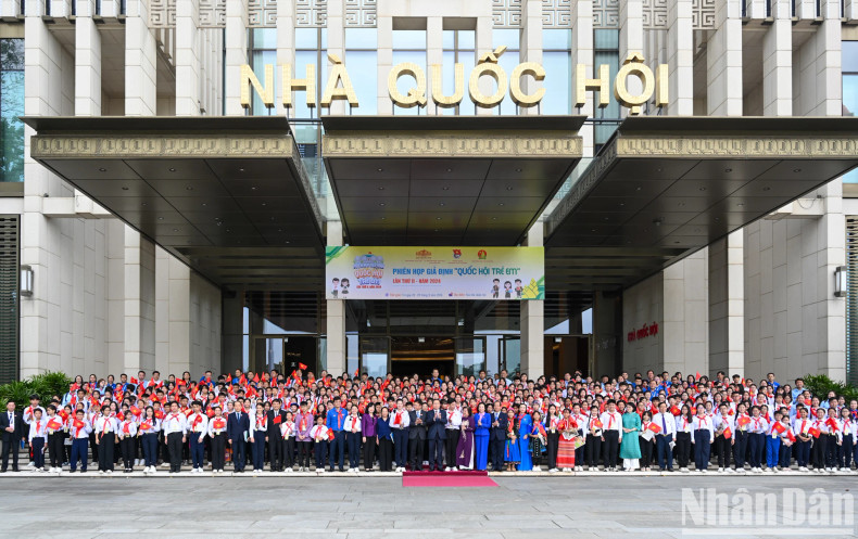 国会主席陈青敏,党和国家领导和前领导人以及各位儿童代表合影。 国会主席陈青敏,党和国家领导和前领导人以及各位儿童代表合影。