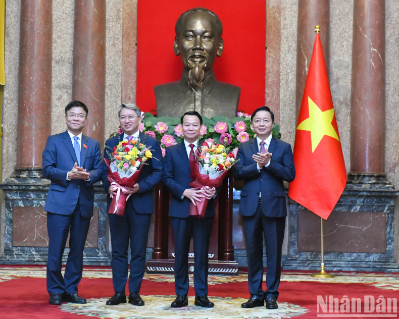 党和国家领导向两位新任部长表示祝贺。 党和国家领导向两位新任部长表示祝贺。