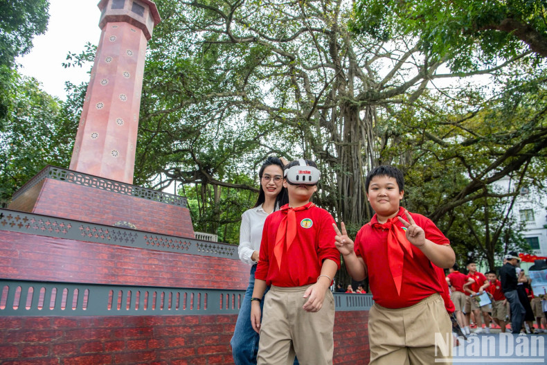 学生们体验增强现实眼镜。