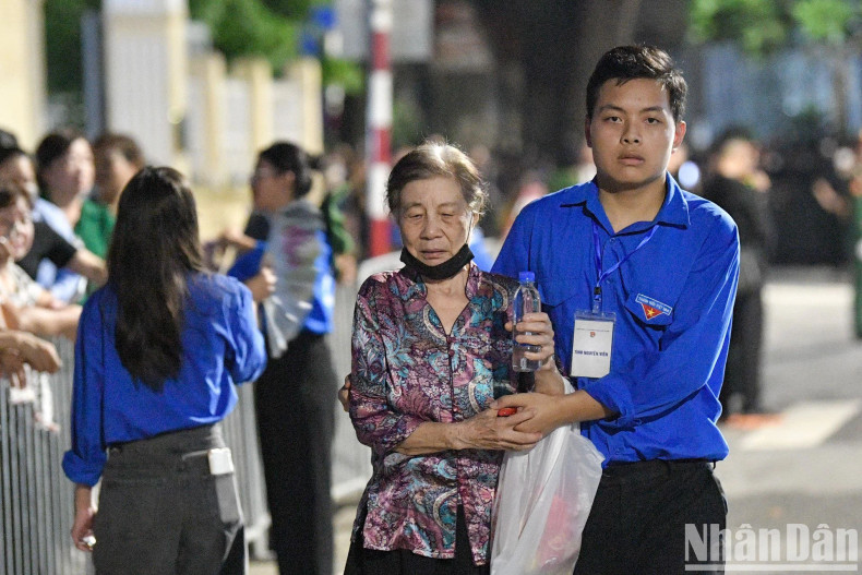 青年自愿者为老人提供帮助。