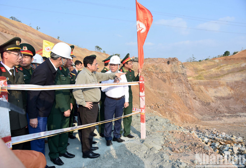 范明正总理对和平水电站扩建项目进行实地考察。