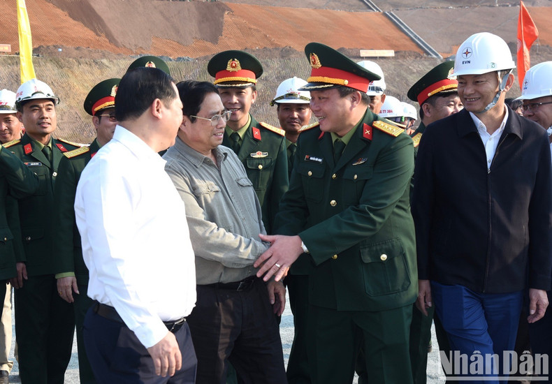 范明正总理鼓励动员施工单位。