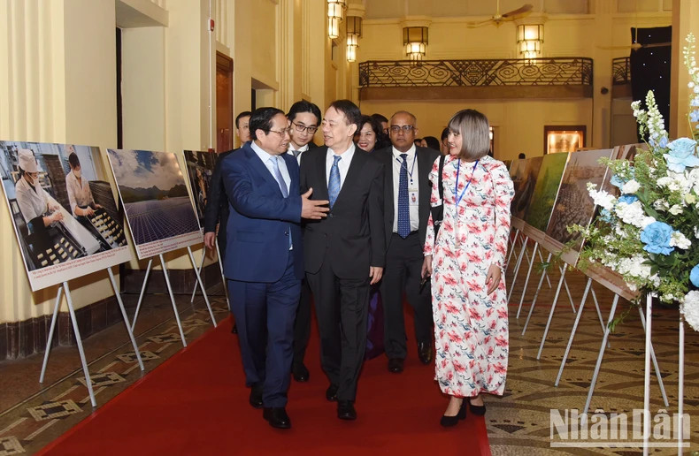 范明正总理和亚洲开发银行行长浅川雅嗣出席越南与亚洲开发银行合作30周年纪念典礼。 范明正总理和亚洲开发银行行长浅川雅嗣出席越南与亚洲开发银行合作30周年纪念典礼。