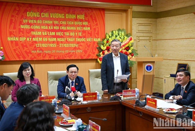 公安部部长苏林发表讲话。