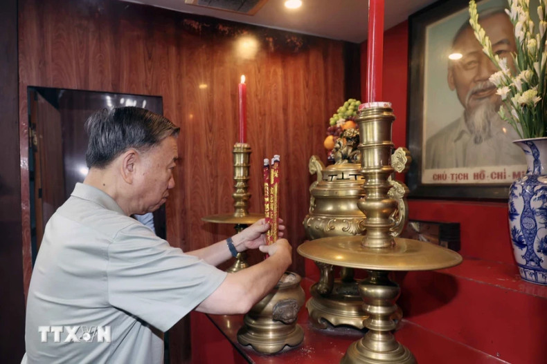 越南国家主席苏林敬香缅怀胡志明主席。