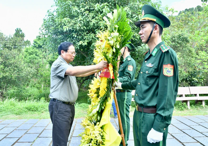范明正总理向武元甲大将敬上鲜花。 范明正总理向武元甲大将敬上鲜花。