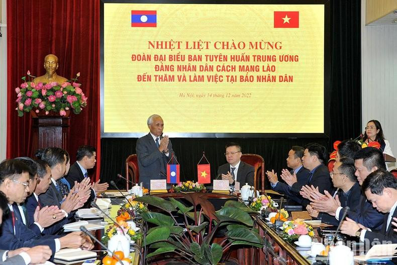 由老挝人民革命党中央宣训部部长坎潘·佩亚翁率领的老挝人民革命党中央宣训部高级代表团对越南《人民报》进行工作访问。 由老挝人民革命党中央宣训部部长坎潘·佩亚翁率领的老挝人民革命党中央宣训部高级代表团对越南《人民报》进行工作访问。
