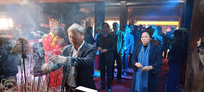 各位代表敬香缅怀杨空路国师。