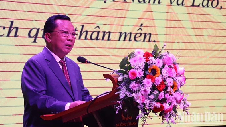 老挝人民革命党中央政治局委员、政府副总理兼国防部长占沙蒙•占雅拉大将发表讲话。 老挝人民革命党中央政治局委员、政府副总理兼国防部长占沙蒙•占雅拉大将发表讲话。