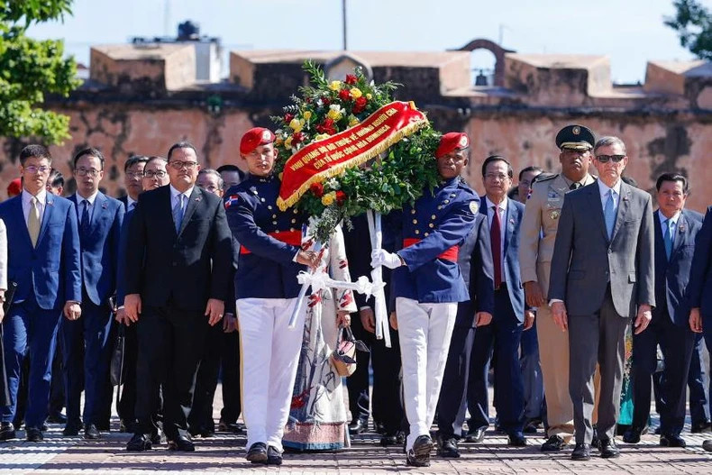 花圈飘带上写道：“光荣永远属于多米尼加祖国的先辈“。