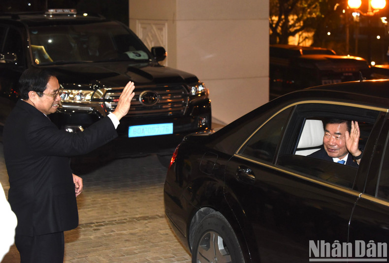 范明正总理拜别韩国国会议长金振杓。